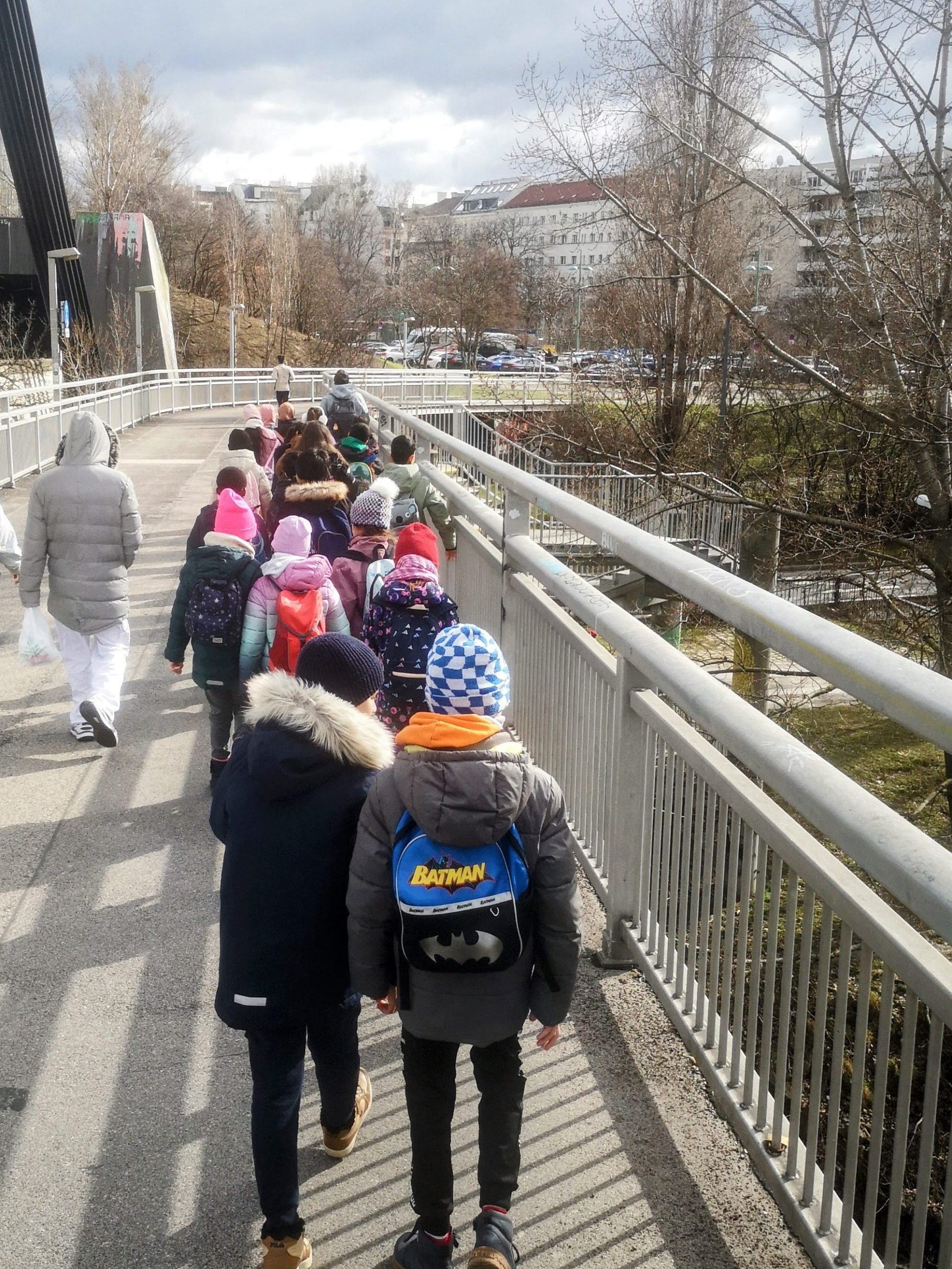 Volksschulkinder unterwegs bei einer Stadtführung in Wien